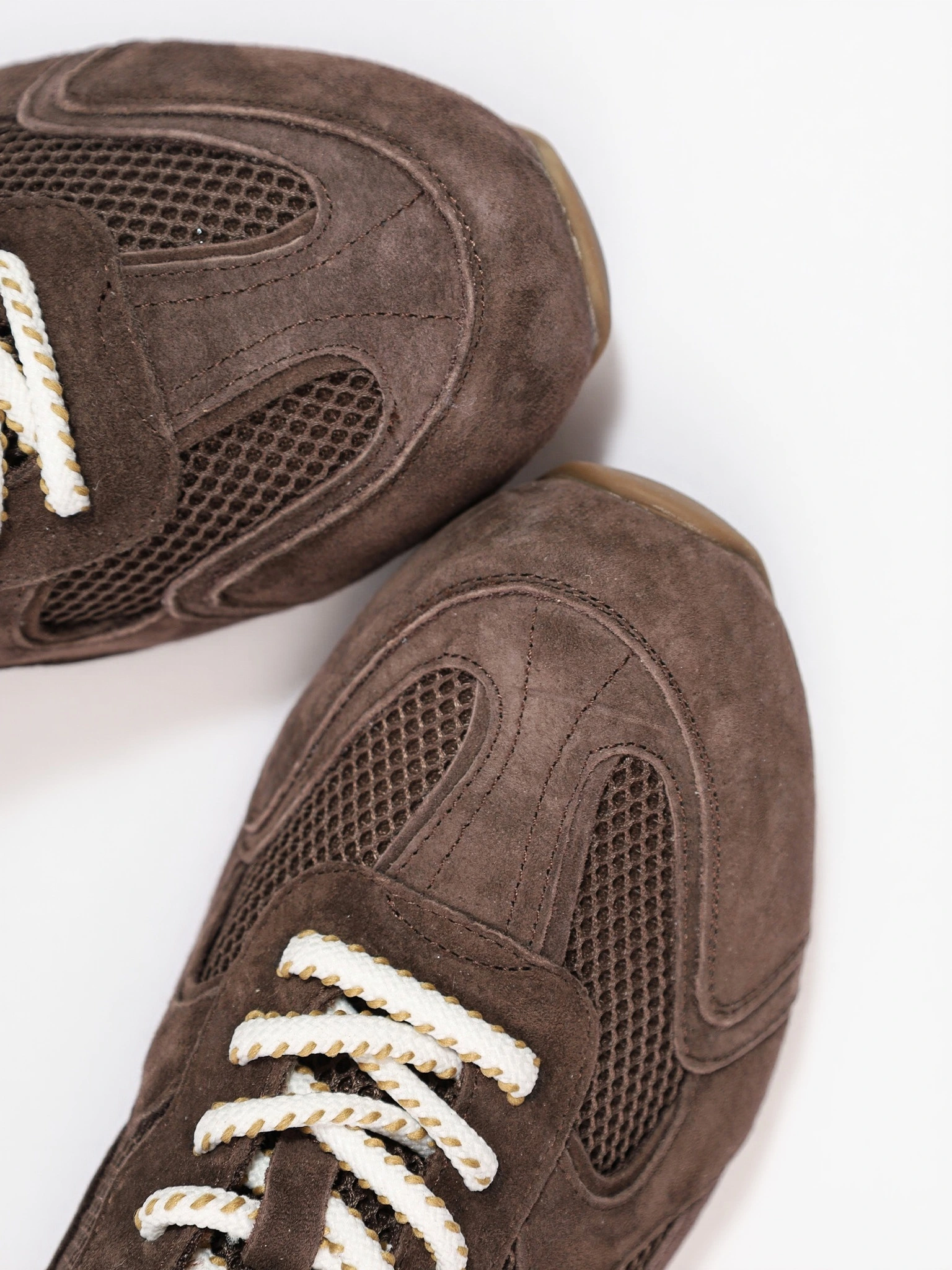 Кроссовки комбинированные темно-коричневого цвета на низкой подошве